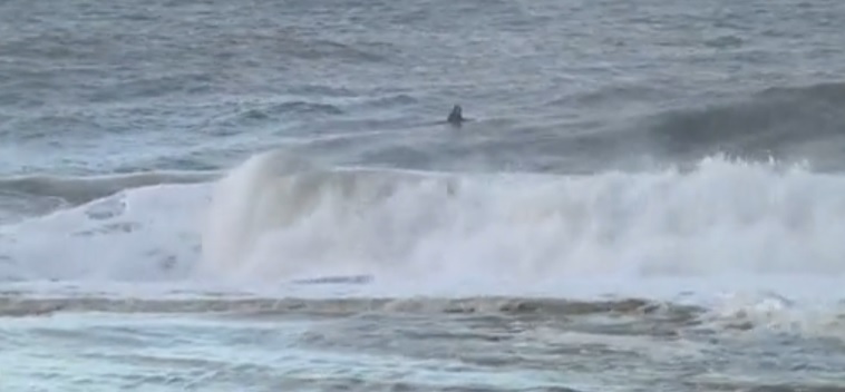 Surfista aspetta l'onda da sogno, ma c'è in atto l'avviso per mareggiata