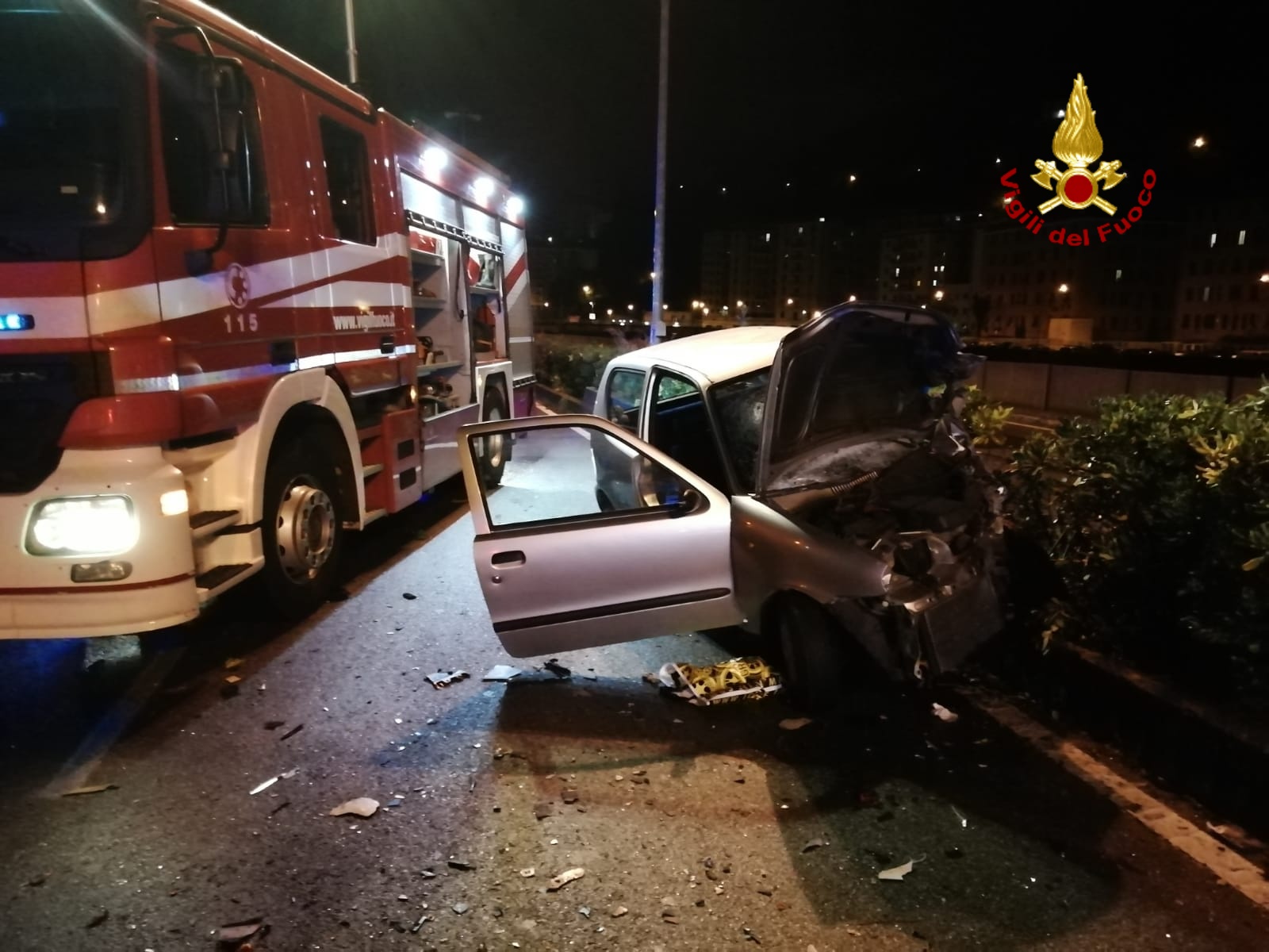 Genova, incidente in via Adamoli: occupanti incastrati nell'abitacolo