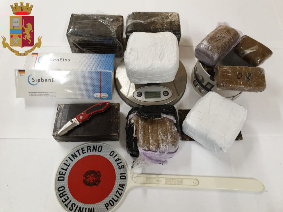 Spacciano hashish e ormone della crescita, cinque arrestati