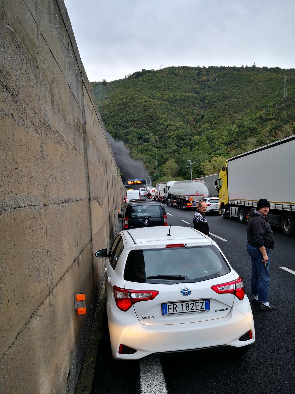 A10, tir va a fuoco: 32 intossicati in galleria