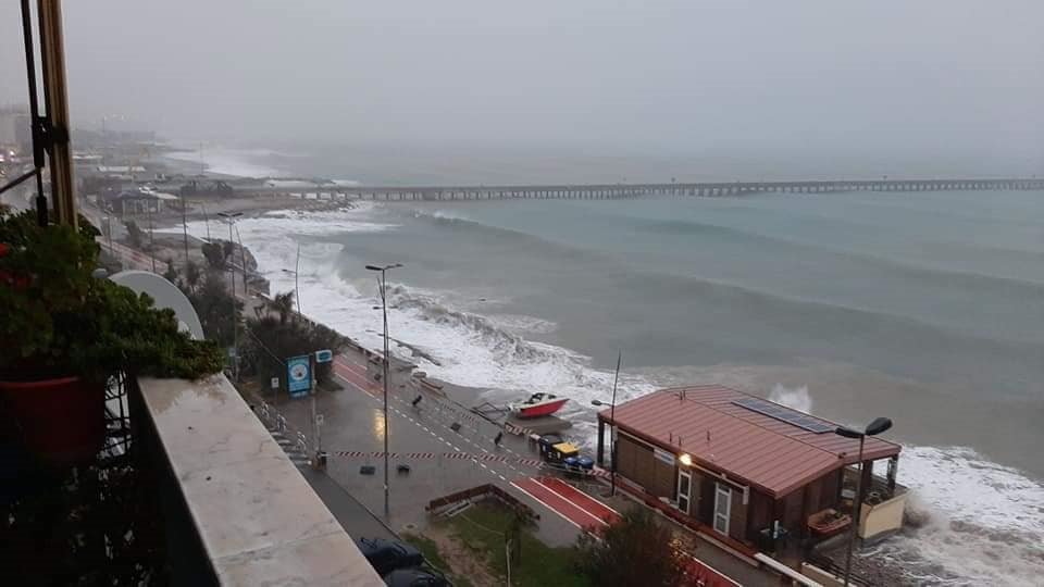 Vado Ligure, la mareggiata divora la spiaggia. Il sindaco: 