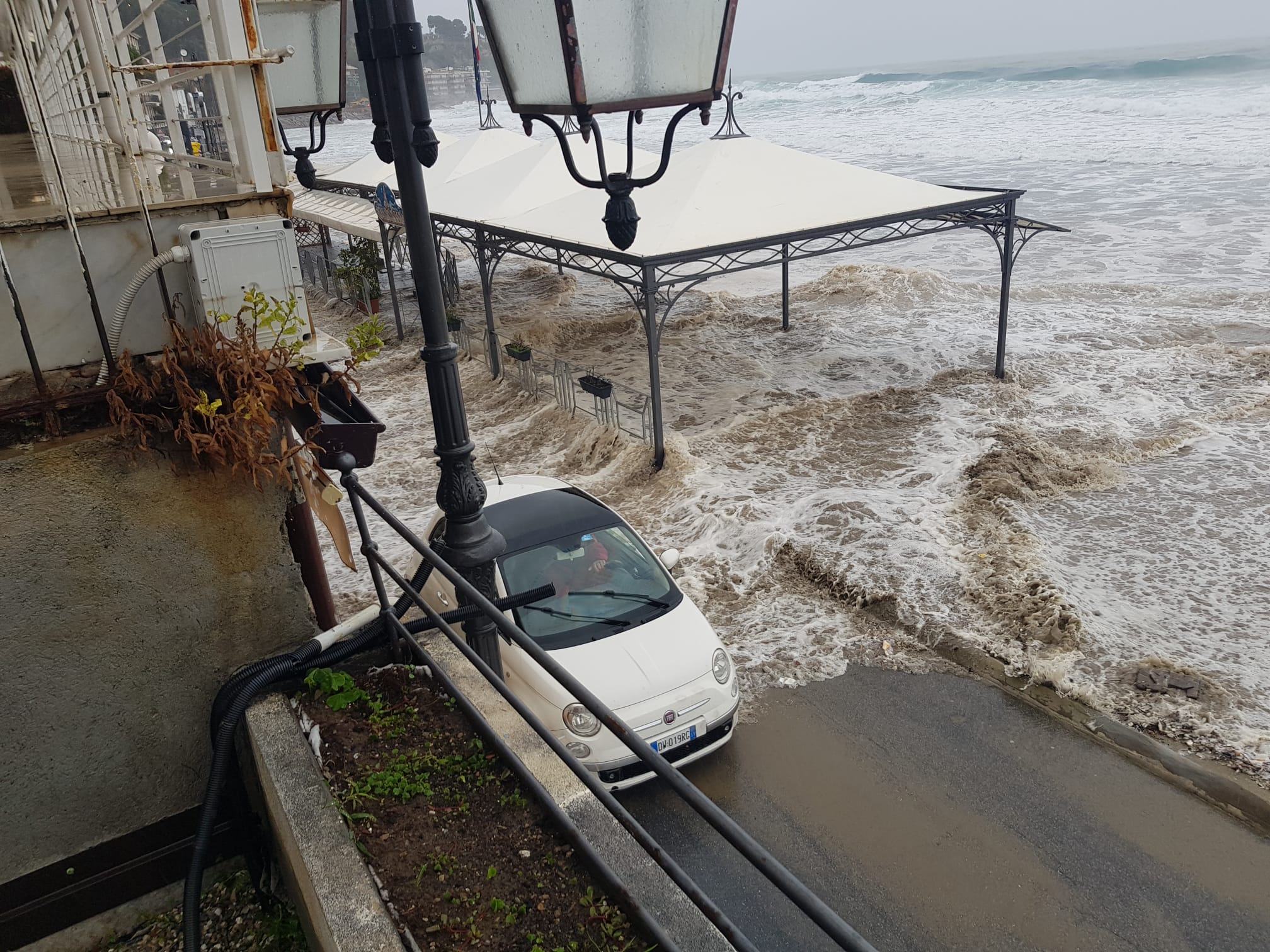 Mareggiata ad Alassio, le onde travolgono la passeggiata Cadorna