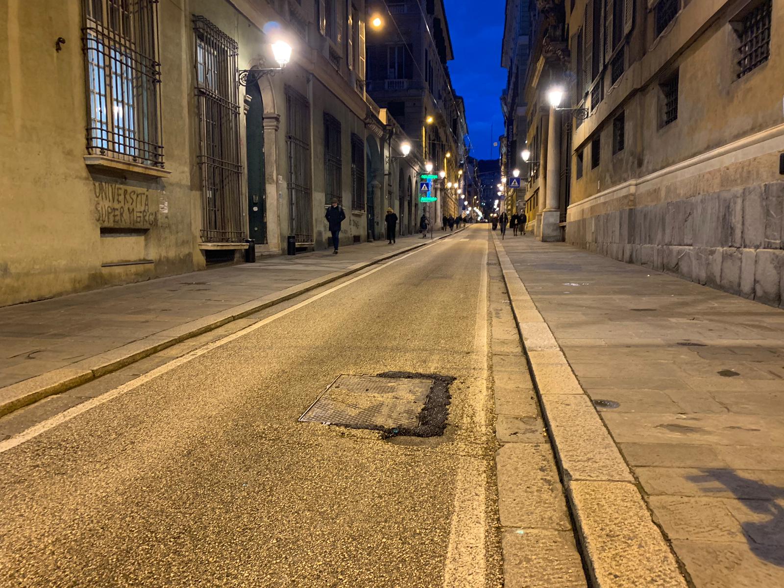 Tombino divelto da un bus, chiusa via Balbi a Genova: disagi al traffico