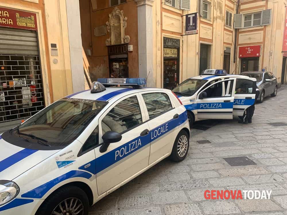 Centro storico di Genova, proseguono le ispezioni nei locali commerciali