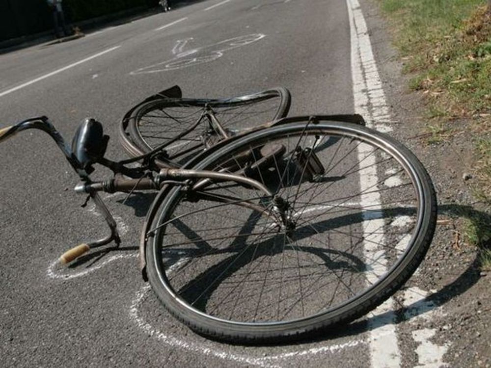 Travolta da un'auto mentre era in bici, muore 40enne nel Savonese