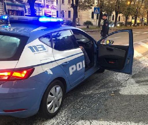 Genova, versa benzina e appicca fuoco davanti a un bar di San Fruttuoso