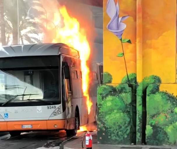 Genova, bus Amt prende fuoco al capolinea di Caricamento