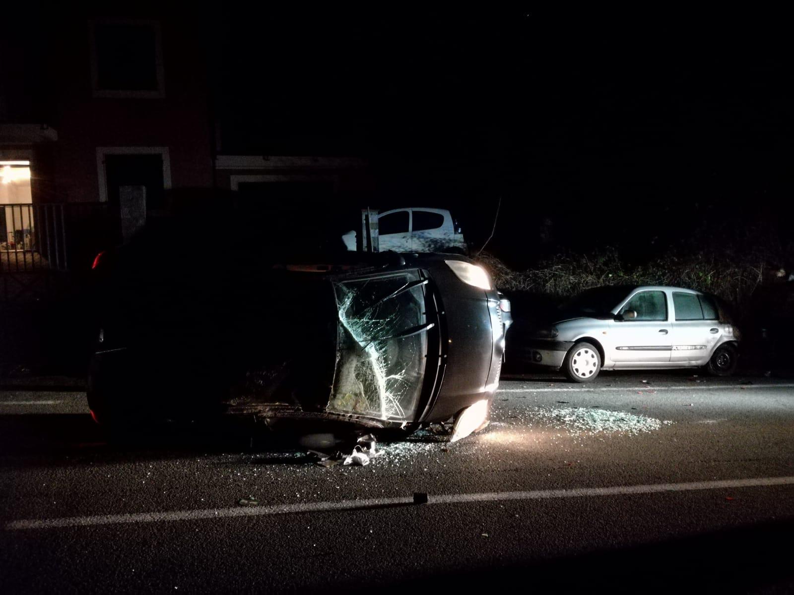 La Spezia, ubriaco al volante colpisce due auto e poi si ribalta sulla litoranea