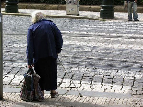 Anziana investita mentre attraversa la strada, trasportata in codice rosso all'ospedale