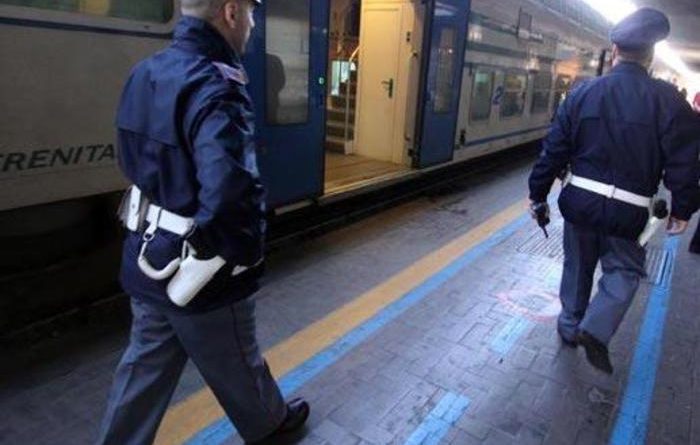 Senza biglietto vengono fatti scendere dal treno, minacciano il capotreno: identificati