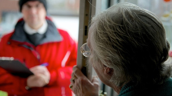 Truffe sulla raccolta differenziata, falsi impiegati comunali entrano in casa di anziani