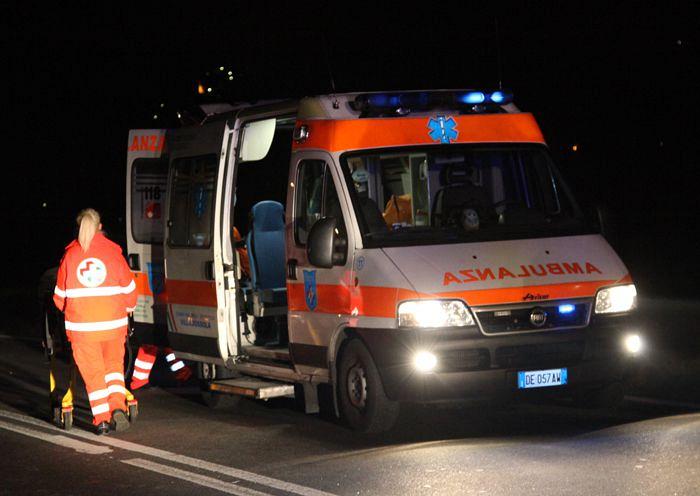 Perde il controllo dell'auto e si schianta contro un palo, donna trasportata in ospedale