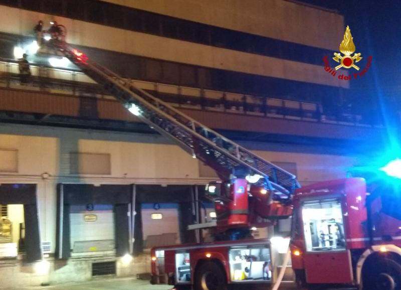 Incendio in un capannone a Genova, guardiano salvato dai vigili del fuoco 