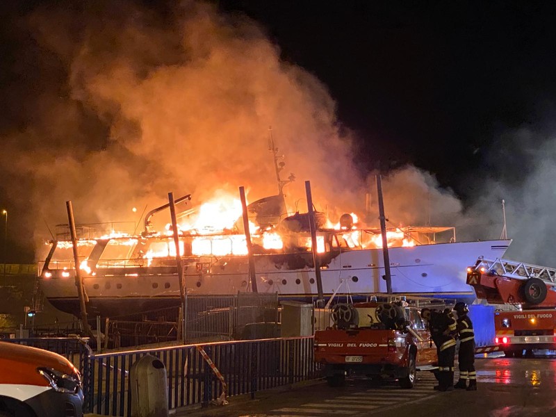 Incendio in porto a Sanremo, imbarcazione distrutta dalle fiamme