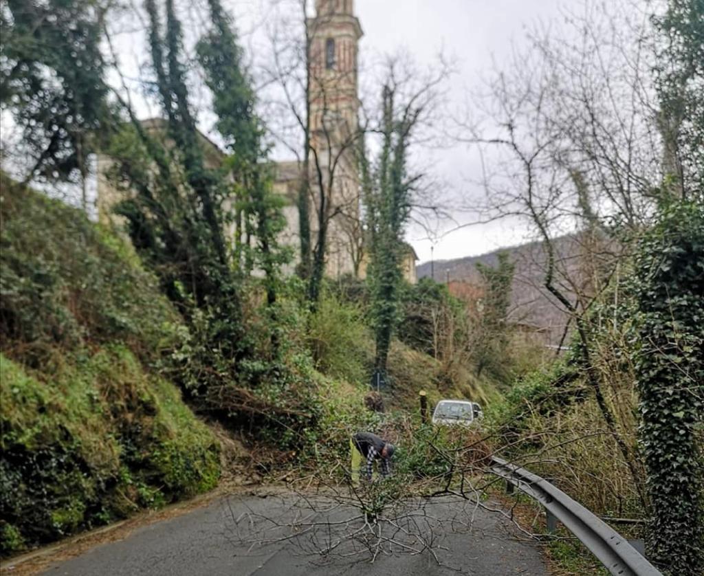 Frana a Romaggi, strada provinciale 42 bloccata