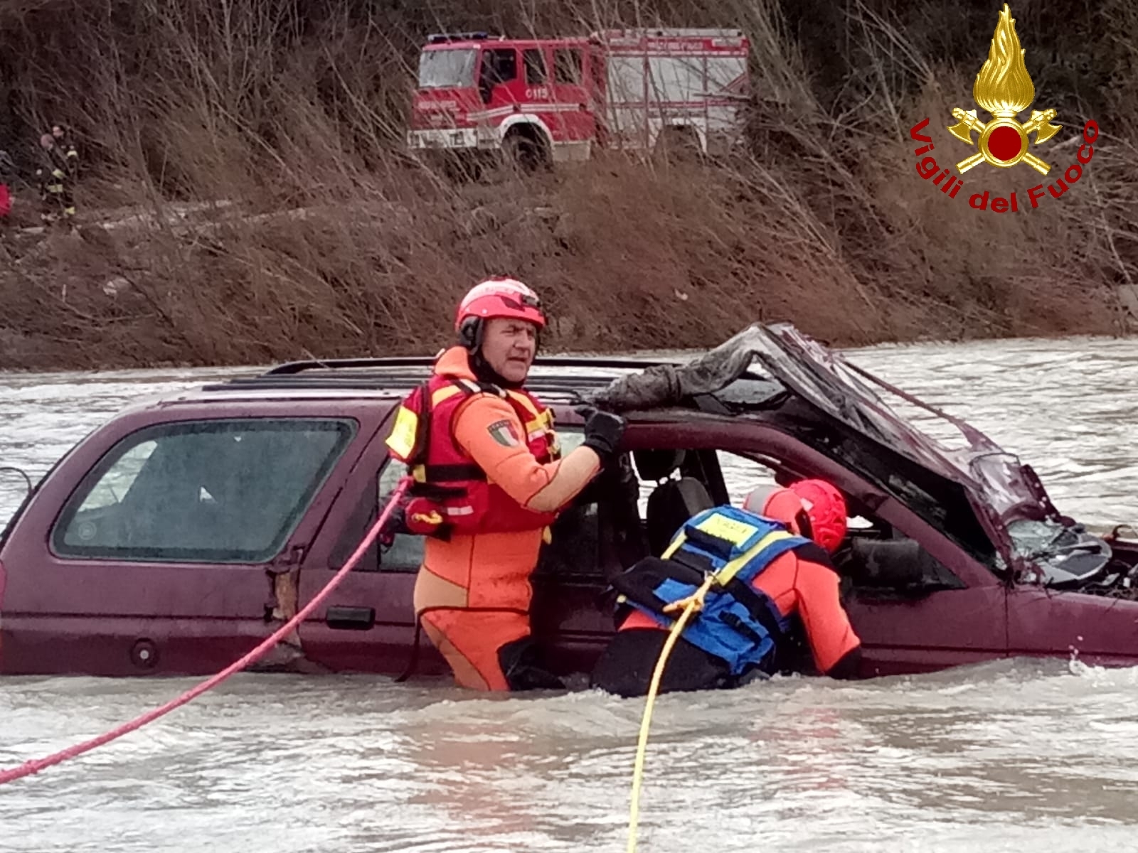 La Spezia, macchina all'interno del fiume Vara: intervengono i Vigili del Fuoco