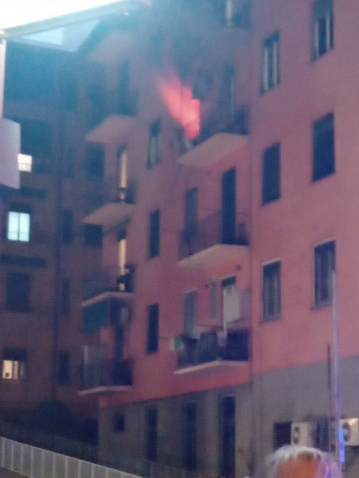 Incendio nella notte in via Sapeto a Genova: tre famiglie sfollate