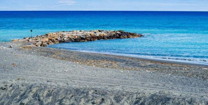 Coronavirus, dal Piemonte a Loano si stende in spiaggia e si fa un tuffo: multato 