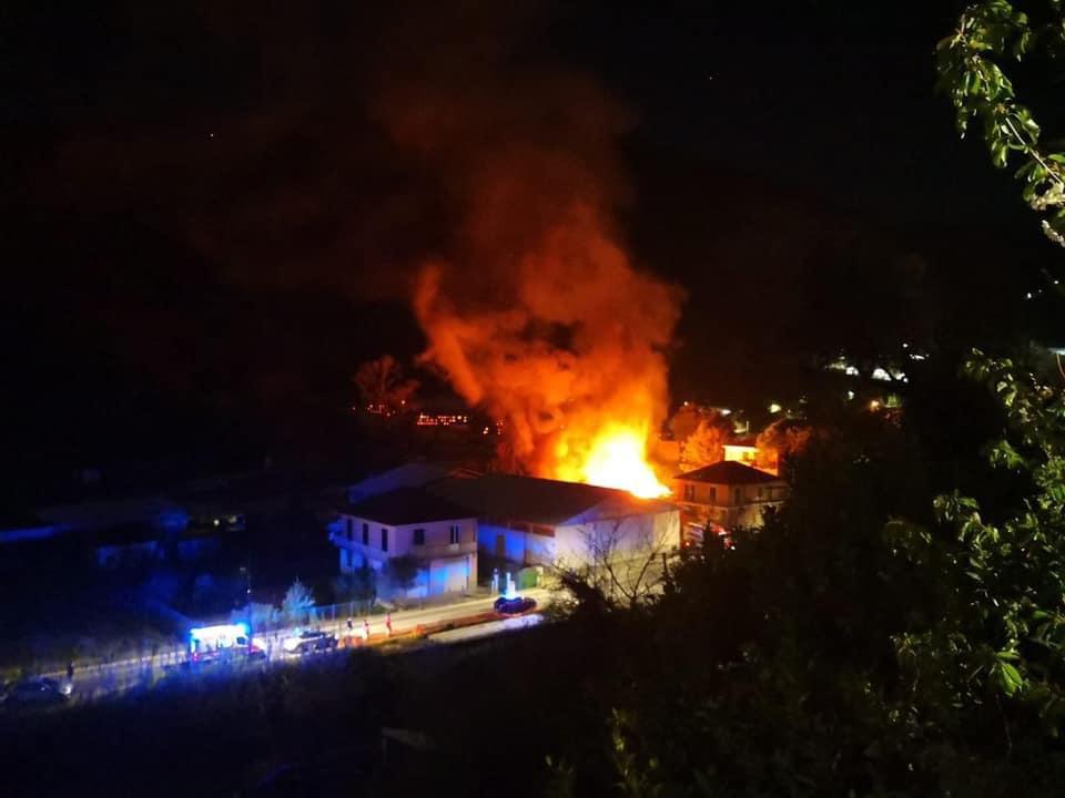 Incendio deposito a Rapallo, esplodono due bombole: fiamme alte nella notte