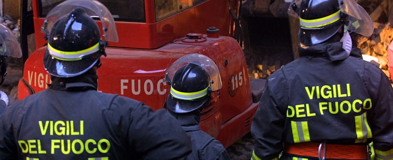 Incendio uffici nella notte a Masone, i pompieri spengono le fiamme