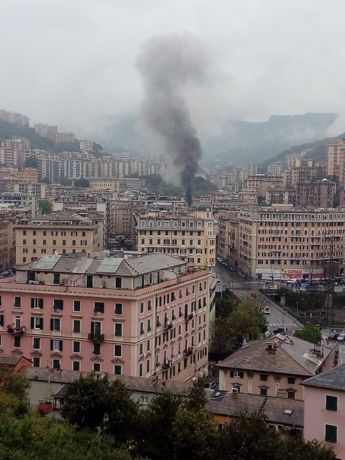 Genova, incendio in un attico in via Fereggiano: in corso l'intervento dei vigili del fuoco