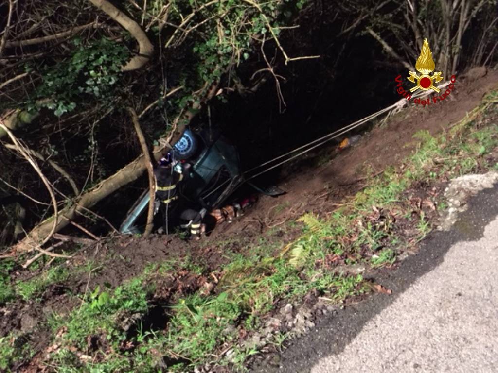 Esce di strade, finisce in una scarpata e si schianta contro un albero: morto un 38enne