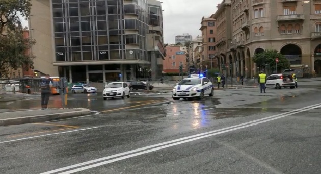 Genova, si rompe tubo dell'acqua davanti a Brignole