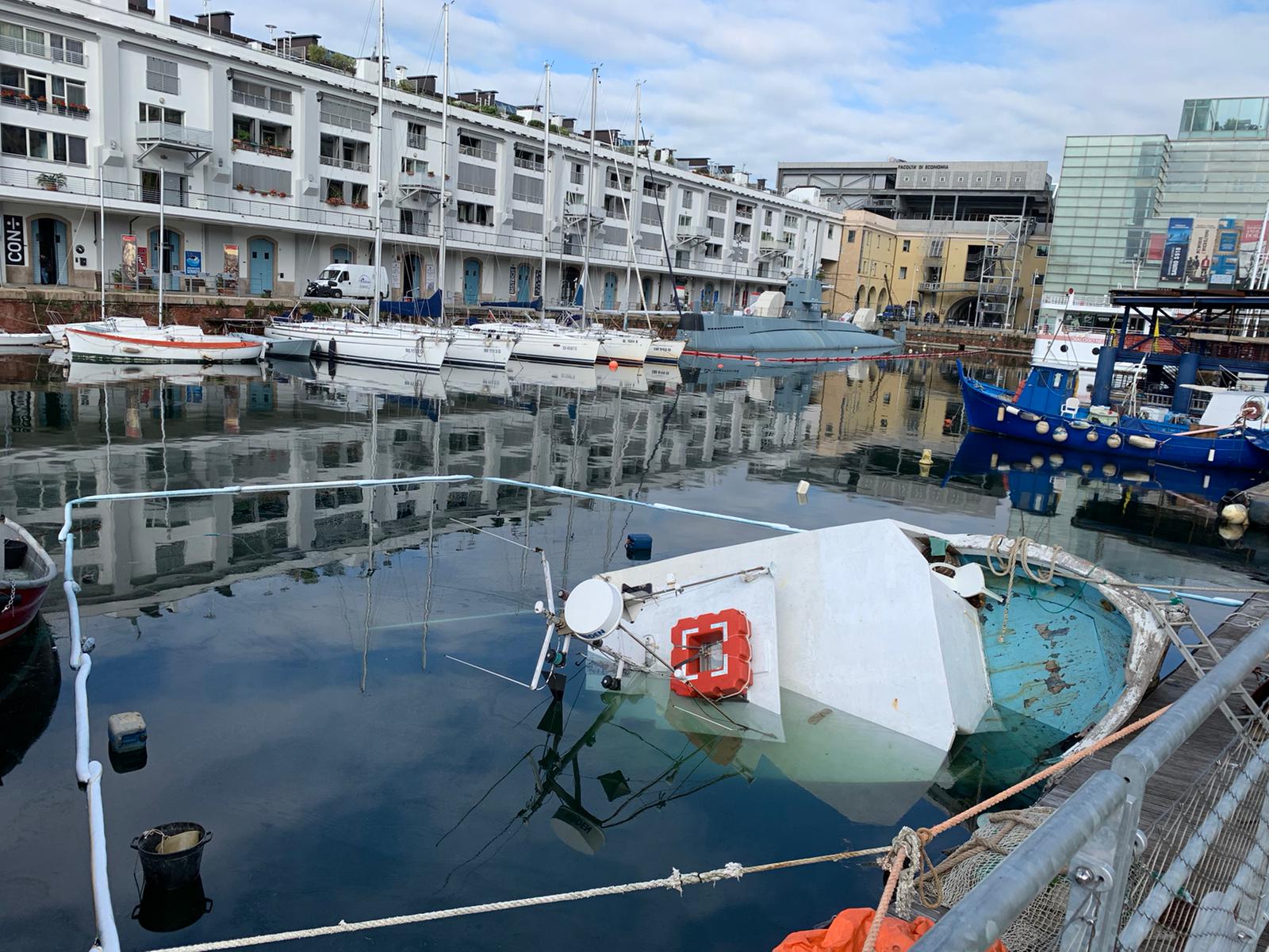 Genova, barca affonda alla Darsena: marinaio si mette in salvo a nuoto