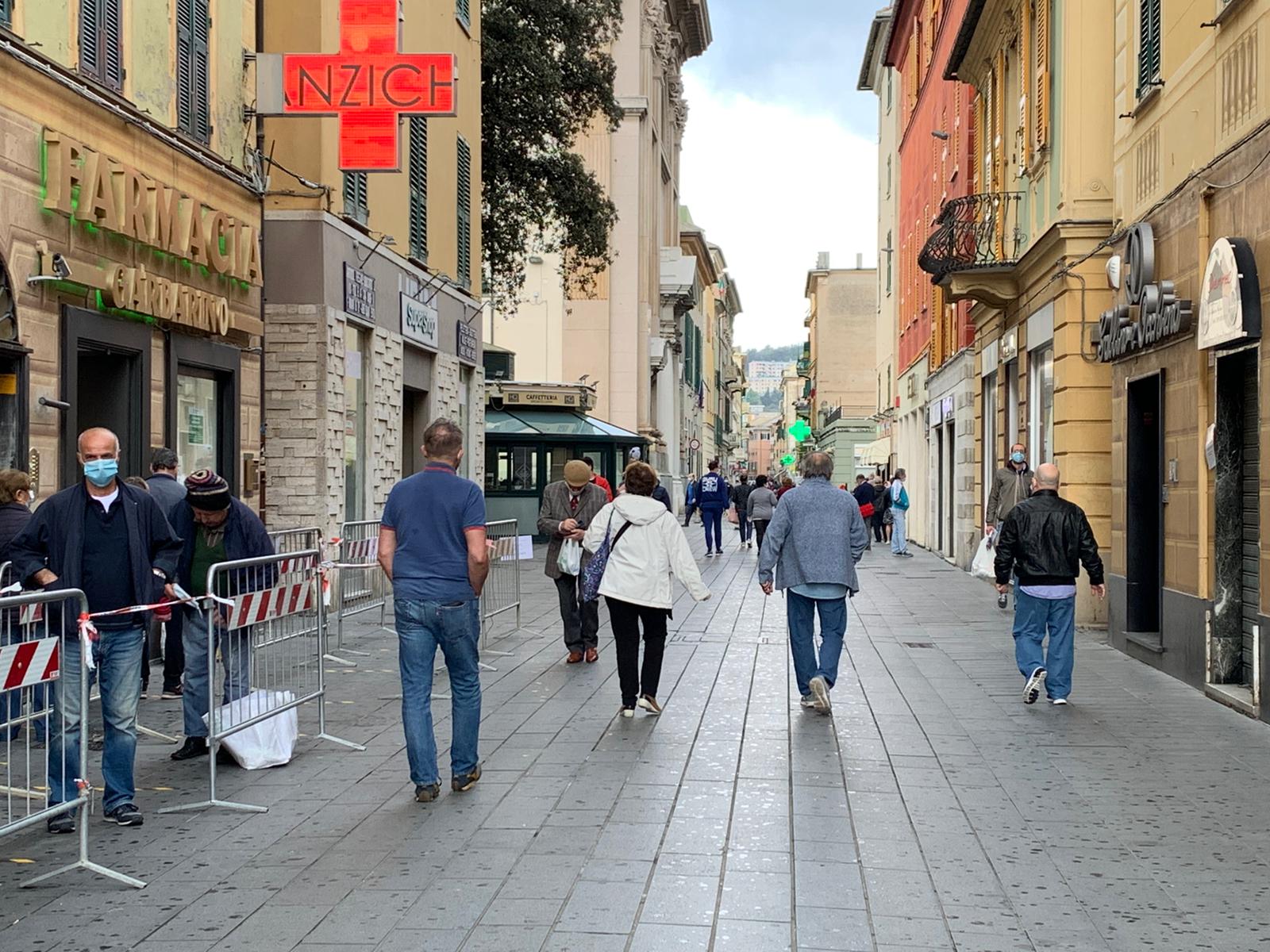 Fase 2, trasformano negozio in un bar: 8 denunciati a Genova 