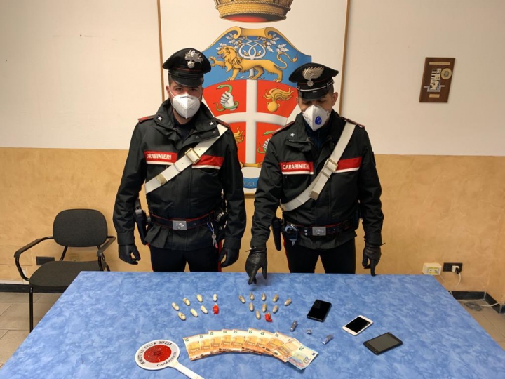 Nasconde 18 ovuli di cocaina ed eroina nell'intestino, arrestato dai Carabinieri