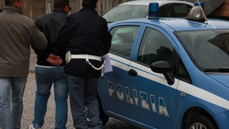 Picchia la ex e se ne va da casa portandosi via la figlioletta: arrestato