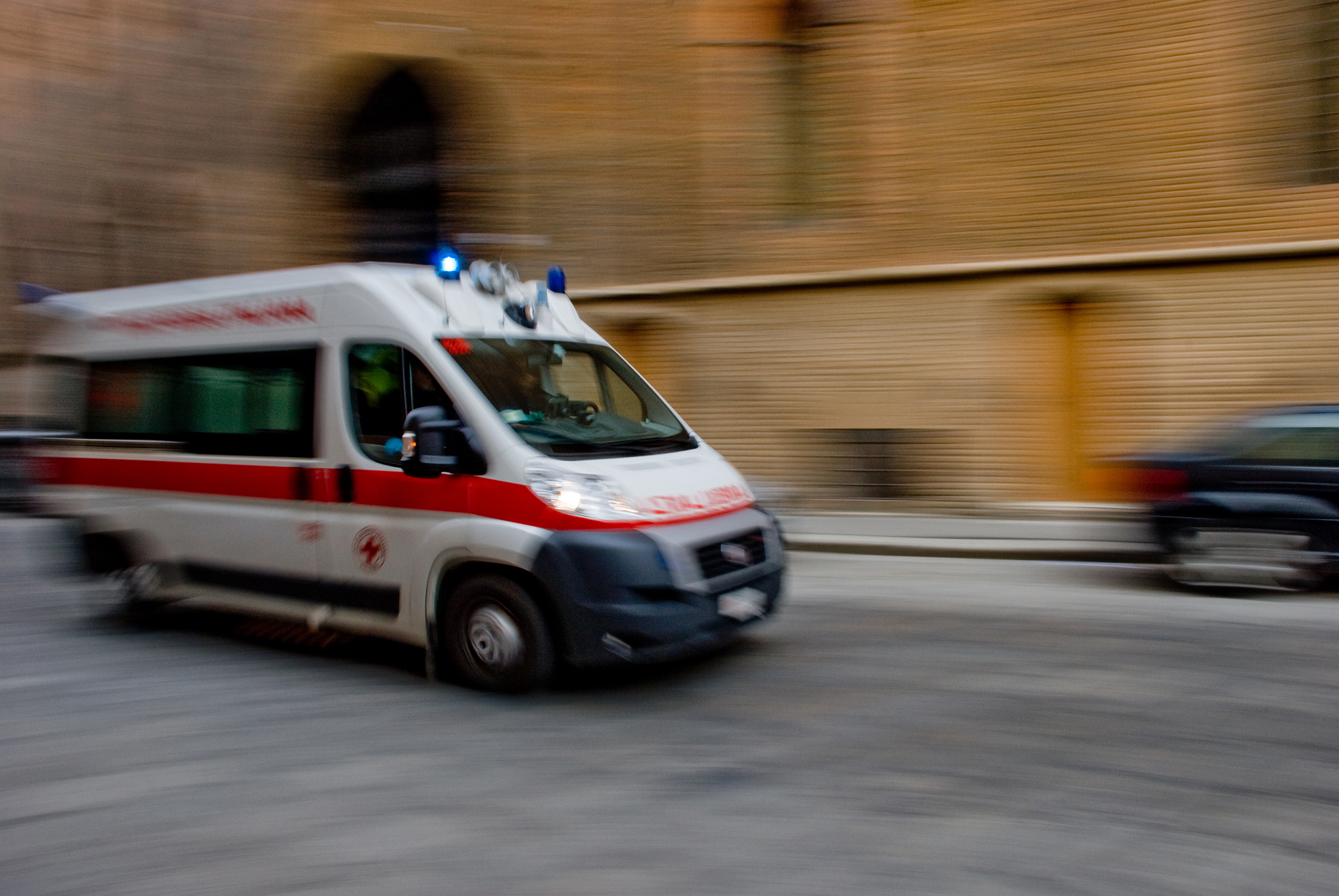 Bimbo di cinque anni cade dal balcone di casa: è grave