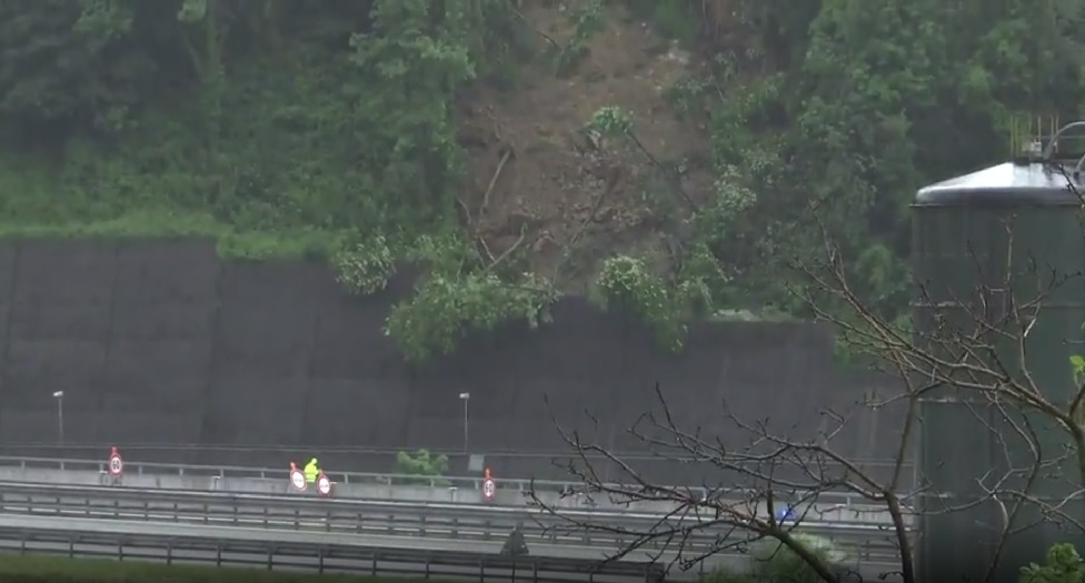 A26, frana a Masone: riapertura casello senza data. Aperto varco per i mezzi di soccorso