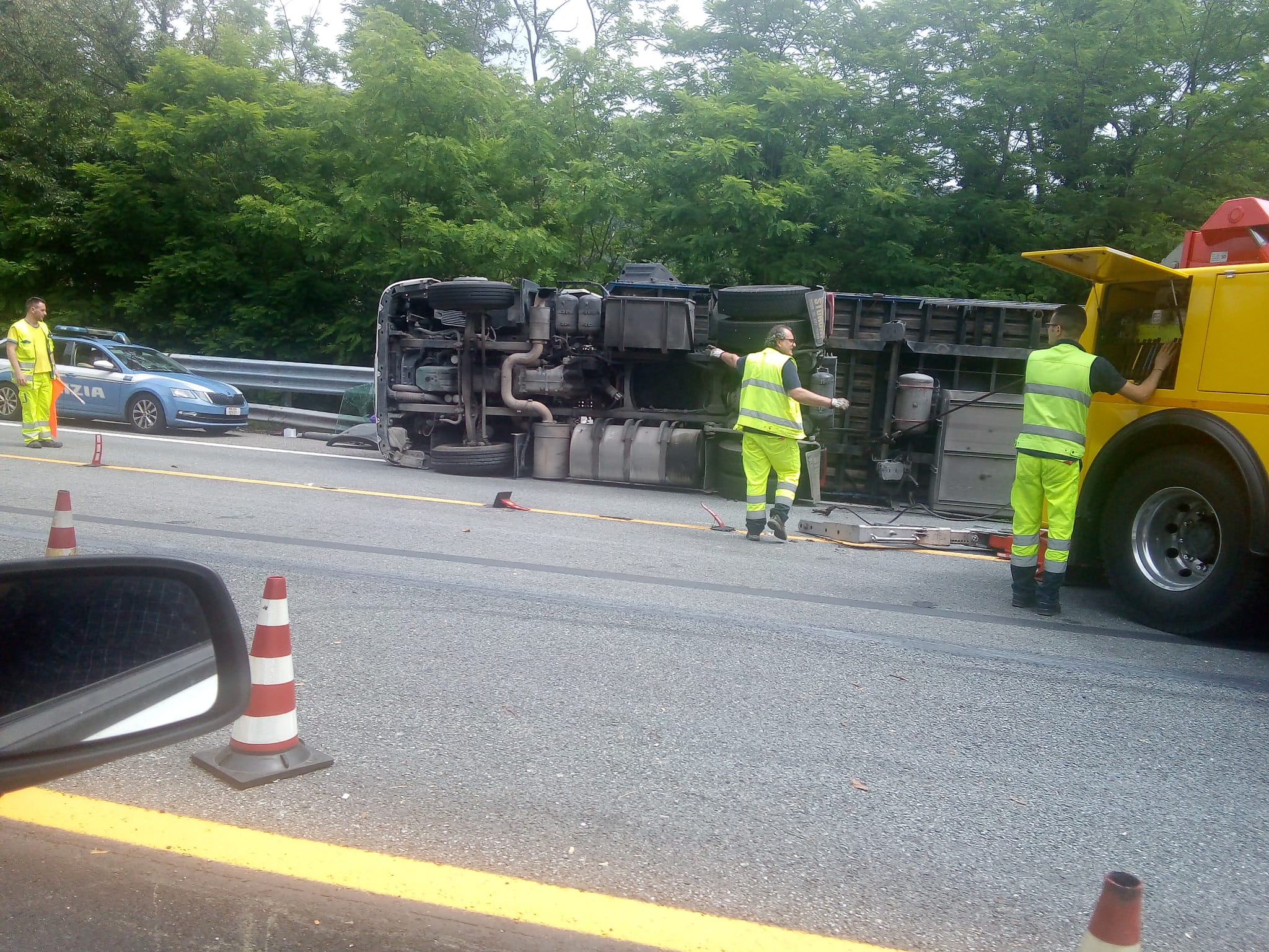 A26, mezzo pesante si ribalta in autostrada: autista all'ospedale 