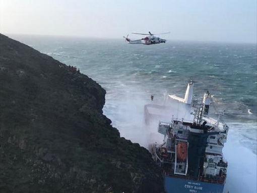 Mercantile incagliato in Sardegna da 6 mesi, sarà tagliato: i pezzi a Genova