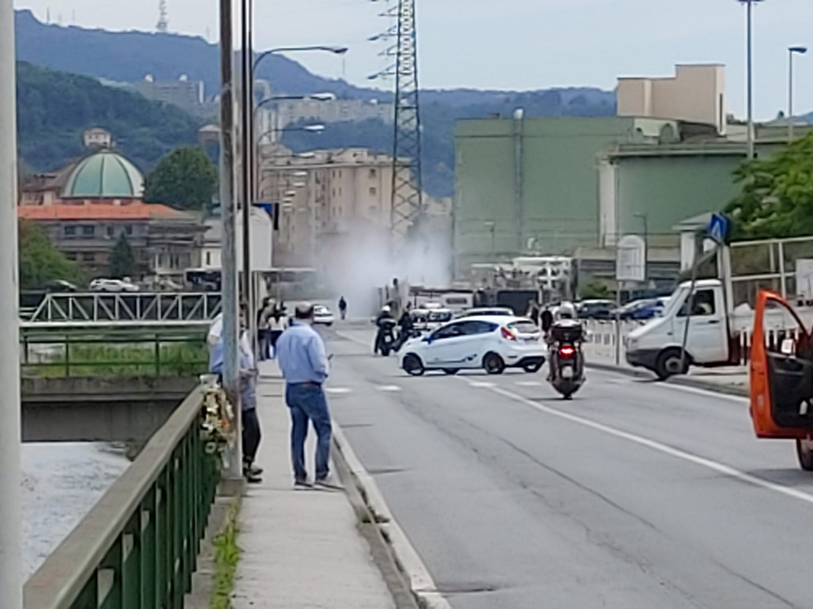 Tubatura rotta a San Quirico, riaperta col doppio senso via Semini 