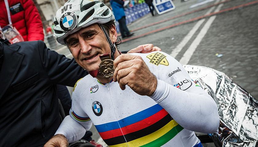 Zanardi intubato, diciannove anni dopo la sua vita è di nuovo appesa a un filo