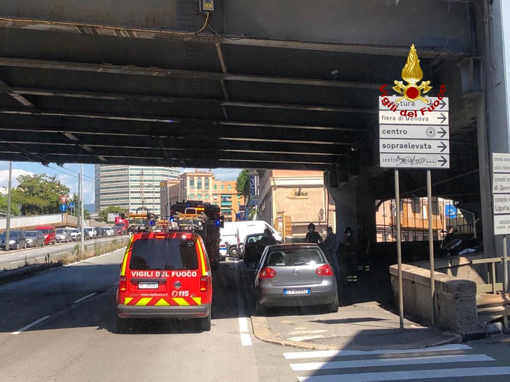 Genova, si stacca l'intonaco dal raccordo autostradale sopra via Cantore