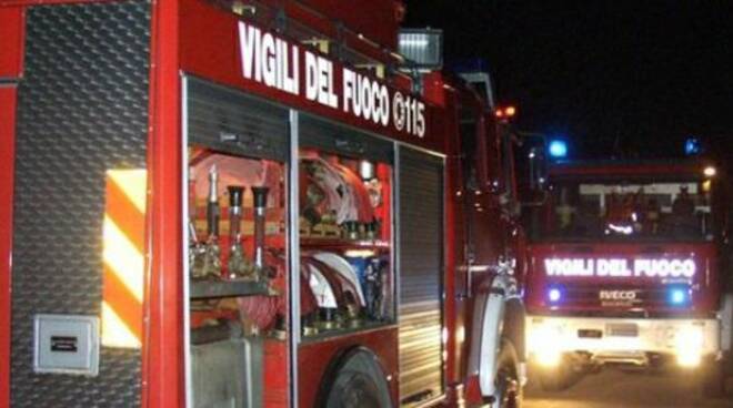 Incendio nella notte, distrutta dalle fiamme una baracca