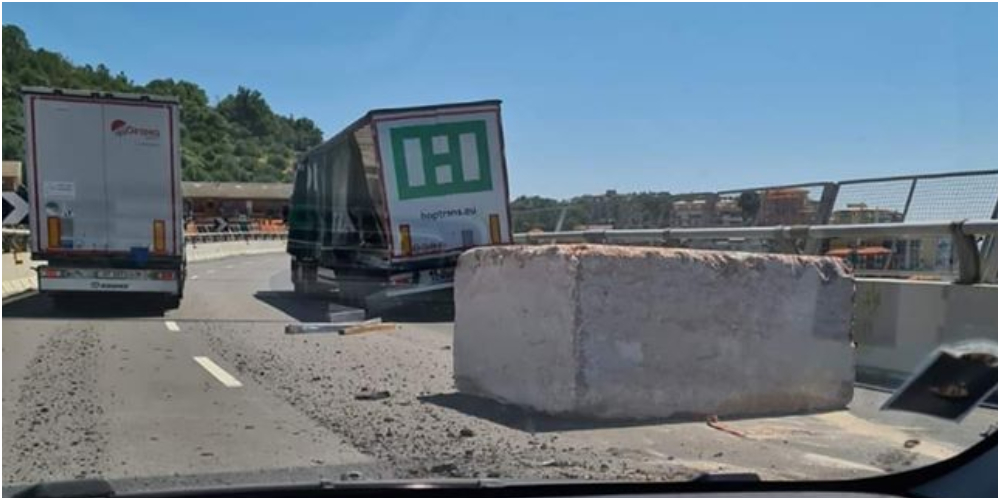 Blocco di marmo in A10, traffico in tilt tra Celle e Varazze