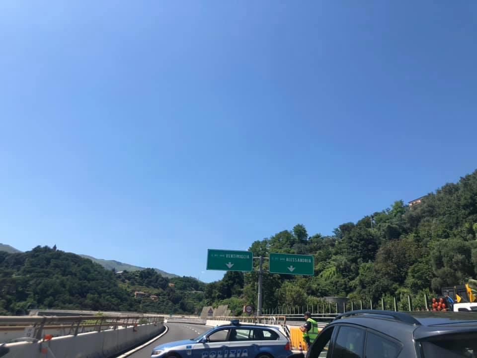 Autostrade caos in Liguria, cartellone pericolante in A10 altezza bivio A26