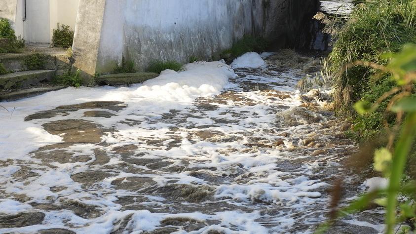 Macchie di schiuma sul fiume Magra: reato per inquinamento ambientale 