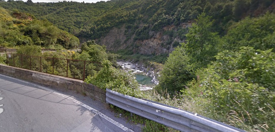 Sbalzato dalla moto finisce nel fiume, grave all'ospedale un 56enne