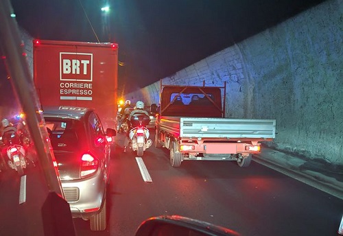 Autostrade intasate tra cantieri e partenze, altra domenica di passione