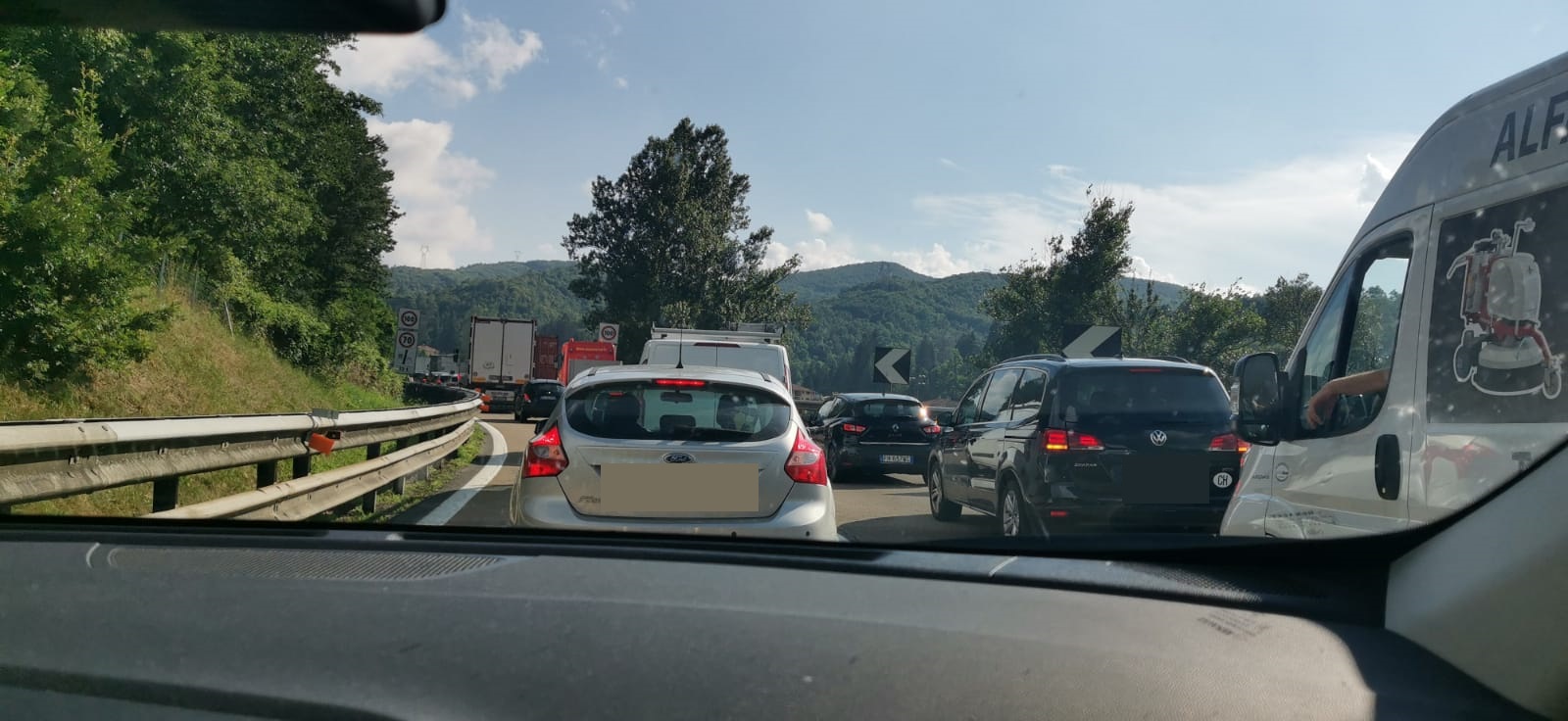 In Liguria Ferragosto si fa in autostrada tra code, lavori e disagi