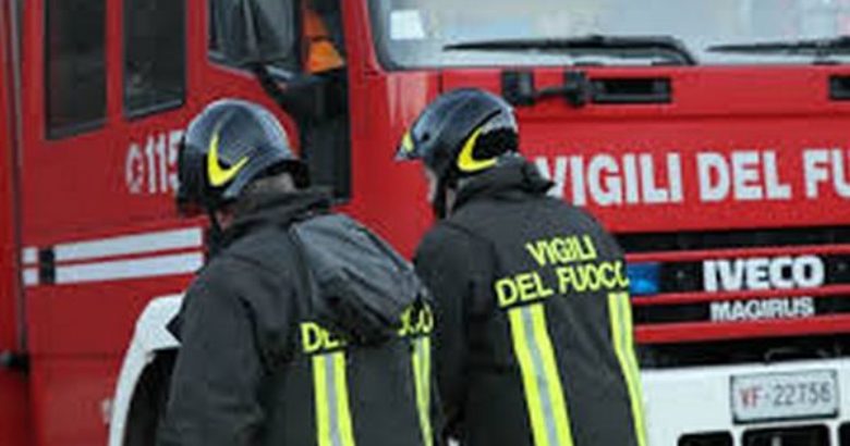 Fiamme in un appartamento del centro storico a Genova, famiglie evacuate