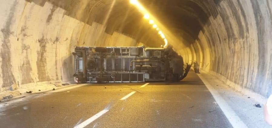 Tir si ribalta in galleria sulla A12, autostrada bloccata tra Recco e Nervi 