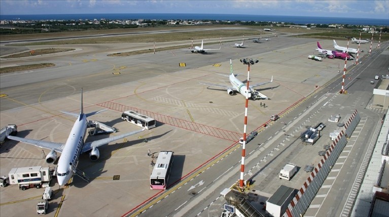 In aereo per Genova senza biglietto, sanzionati addetti alla sicurezza di Bari