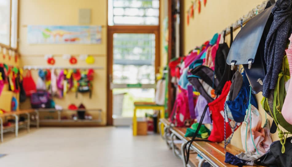 Scuola materna, mamme bloccate al varco: 