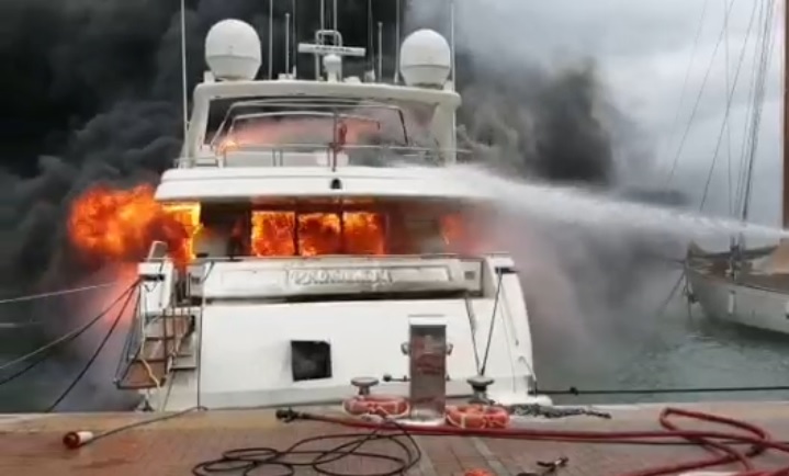 Yacht in fiamme, Marina di Loano avvolta dal fumo per alcune ore